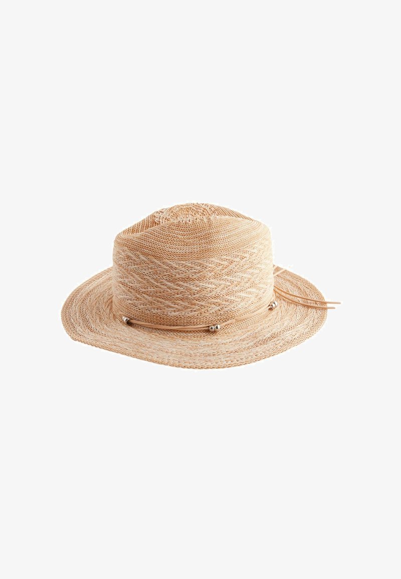 Beige geflochtener Strohhut mit breiter Krempe, der ein strukturiertes Muster und dekorative, silberfarbene Perlen entlang des verstellbaren Kinnriemens aufweist.