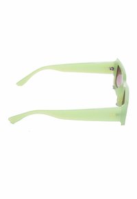 Vaaleanvihreät aurinkolasit, joissa on kiiltävä pinta, kapeat linssit ja hoikat, kaarevat varret. Huomiota herättäviä yksityiskohtia ovat pienet kultaiset tehosteet.