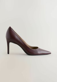Bordeaux leren hoge hak schoen met een spitse neus, een gladde textuur en een slanke stilettohak. Beschikt over een laag uitgesneden voorkant.