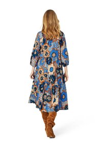 Robe maxi à motif floral en bleu, orange et crème, avec des manches trois-quarts, une jupe à volants et une silhouette fluide.