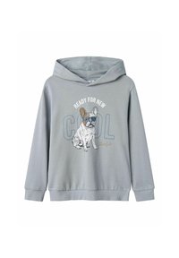 Huppari, jossa on ranskalaisen bulldogin graafinen kuva aurinkolaseilla ja teksti "VALMIS UUTEEN KOVAA KULMAAN", säädettävä huppu ja ribbireunat.