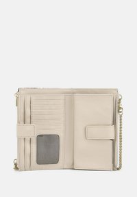Portafoglio beige con superficie testurizzata, multiple fessure per schede, una finestra ID trasparente e una tracolla a catena. Presenta una chiusura a zip e un bottone a pressione.