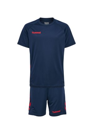 Mørkeblå sportstøjssæt med røde "hummel" logoer på trøjes bryst og shorts ben, med korte ærmer og shorts med chevron detaljer.