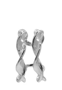 Anello in metallo argentato con un design intrecciato, caratterizzato da curve lisce e una finitura lucida, che ricorda forme intrecciate.