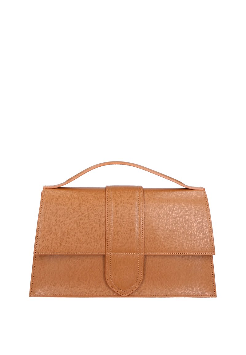 Borsa a mano in pelle color tan con un design strutturato, pattina superiore piatta, chiusura frontale e un manico singolo in cima. Texture liscia e stile minimalista.