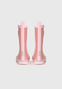 Une paire de bottes de pluie en caoutchouc roses, hautes, avec des onglets texturés à l'arrière pour un tirage facile et des bandes réfléchissantes, sur un fond blanc uni.