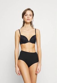 Zwarte bh met gladde stof, beugelondersteuning en verstelbare bandjes, gecombineerd met hoogwater zwarte slips, beide minimalistisch van ontwerp.