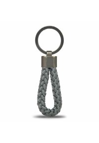 Portachiavi in pelle grigia intrecciata con anello metallico circolare e connettore metallico, che mostra una texture liscia e un design moderno.
