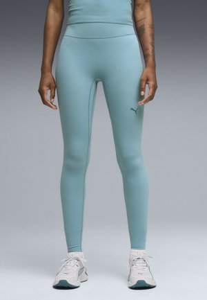 Hellblaue Sportleggings aus dehnbarem Material mit hohem Bund und einem kleinen Puma-Logo am unteren Bein.