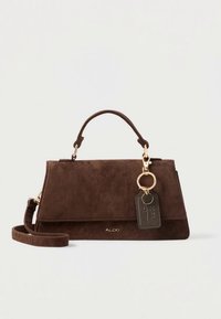 Sac à main en daim marron avec un design structuré, des accents en métal doré, une poignée supérieure et un porte-clés amovible. Comprend une bandoulière détachable.