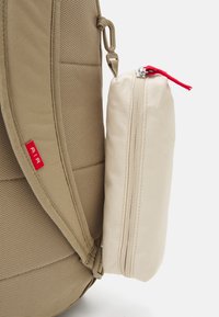 Nike Sportswear SET UNISEX - Penar - khaki/sanddrift/university red