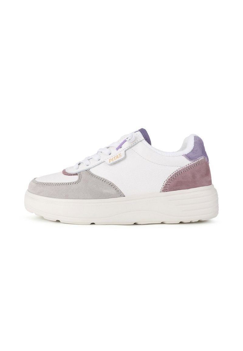 Weißer Sneaker mit grauen und lavendelfarbenen Wildlederakzenten, strukturiertem Obermaterial, runder Zehenpartie, Schnürdesign und gepolsterter Sohle. Logo an der Seite.