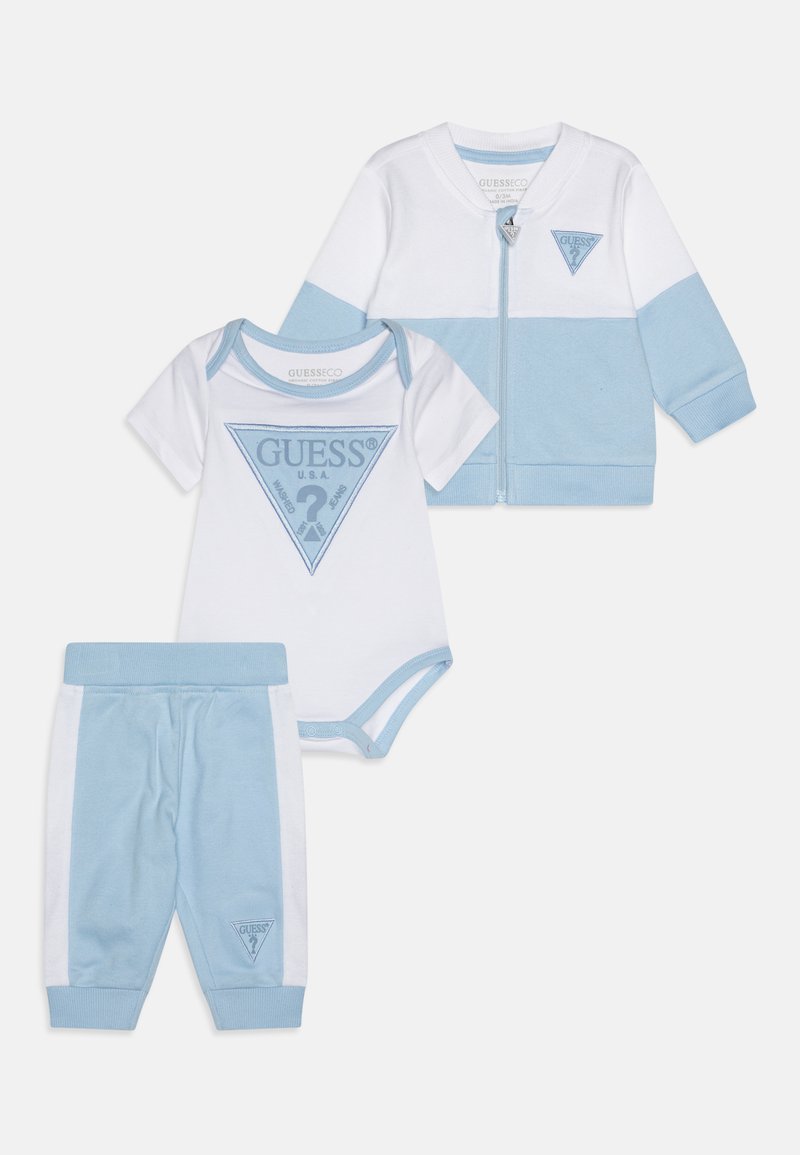 Tre-delt babyantrekk i lys blått og hvitt. Inkluderer en zip-up jakke, kortermet body med grafikk, og bukser med elastisk liv.