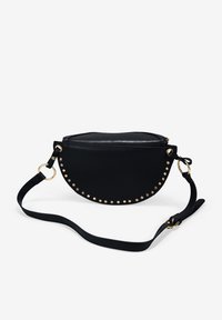 Bolso cruzado de cuero negro con forma de media luna, con acentos de tachuelas doradas a lo largo del borde y una correa ajustable.