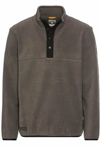 Grå fleecepullover med en sort knapstolpe, høj krave og kontrasterende syninger. Har et logo-patch på kanten. Blød tekstur.