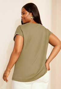 Curves Like These SEQUIN-REGULAR FIT - Marškinėliai su spaudiniu - khaki green