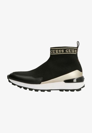 Zwart-beige instapsneakerlaars met witte zool, gestructureerde grip en elastische manchetten en hielriem met "GUESS"-logo.