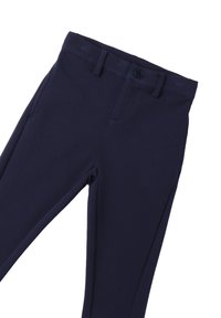 Granatowe spodnie wykonane z teksturowanej tkaniny, z zapięciem na guzik, szlufkami na pasek oraz kieszeniami bocznymi. Dopasowany krój z prostymi nogawkami.
