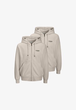 Dwa jasnobeżowe bluzy z kapturem na zamek, z ściągaczami, kieszeniami kangurkami i delikatnym logo po lewej stronie u góry. Miękki materiał.