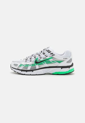 Sneaker Nike P-6000 bianca e verde con dettagli neri, pannelli in mesh e lacci, vista di profilo su sfondo uniforme.