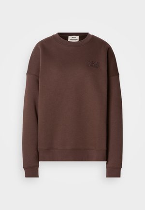Brun sweatshirt tillverkad av ett mjukt material, med rundad hals, långa ärmar och en liten präglad logotyp på framsidan.