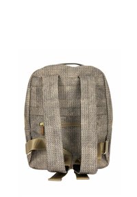 Sac à dos en tissu tissé dans des tons bruns, avec des bretelles grises ajustables, une poignée supérieure et une poche frontale zippée.