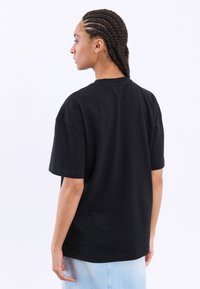 YOURTURN UNISEX - Print T-shirt - black