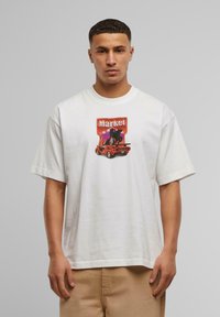 Camiseta de algodón blanca con un estampado gráfico colorido de un coche rojo y la palabra "Mercado". Mangas cortas y corte relajado.