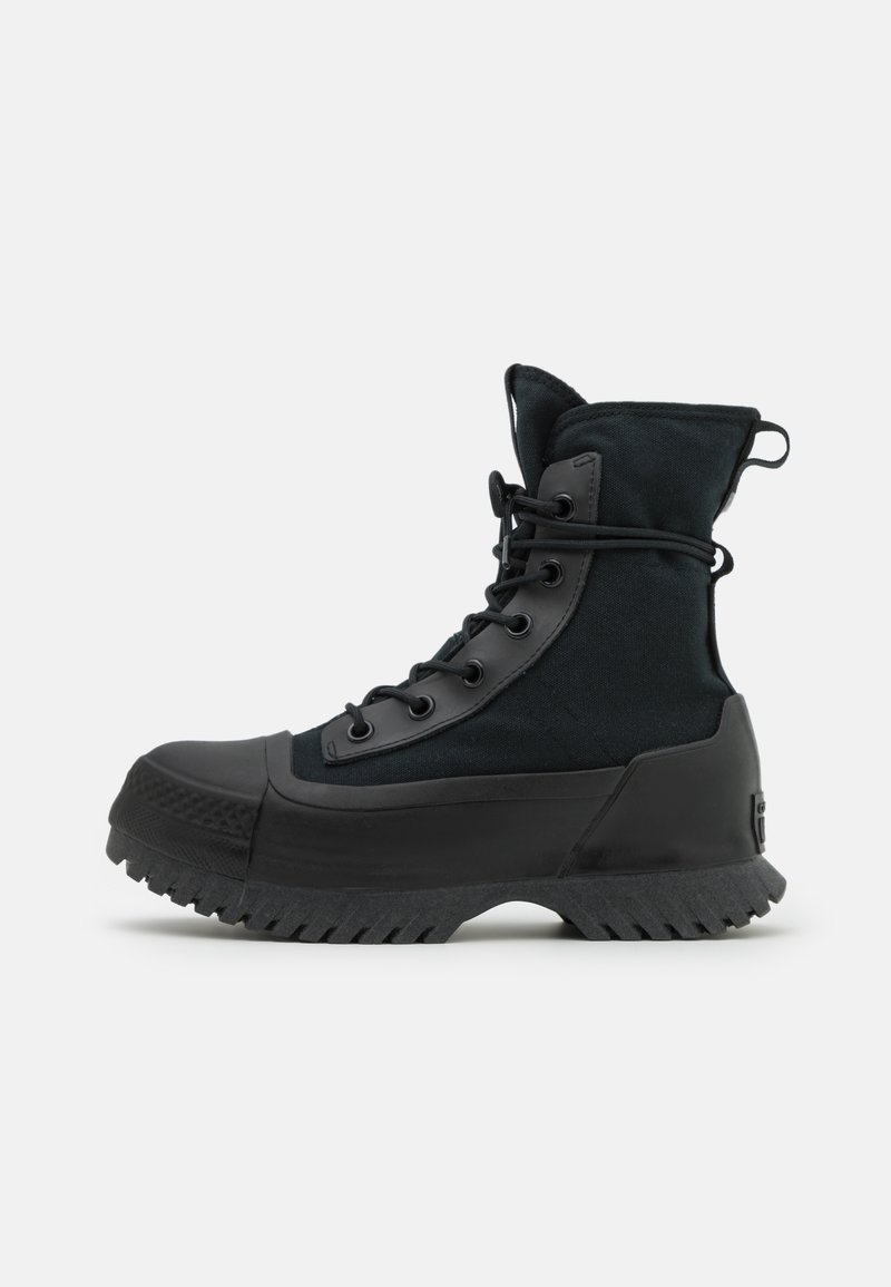Schwarze Stiefelette mit Obermaterial aus Canvas, Gummikappe und markanter gezahnter Sohle. Mit runden Schnürsenkeln und umklappbarem Schaft.