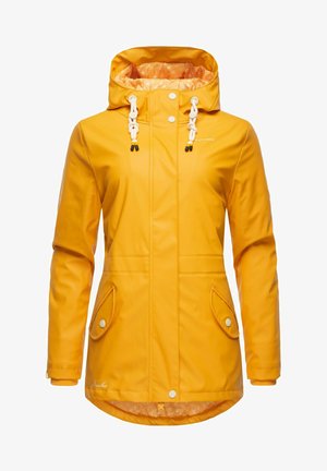 Giacca impermeabile gialla con cappuccio, dotata di lacci bianchi, bottoni a pressione e due tasche laterali. Foderata con un tessuto a fantasia.