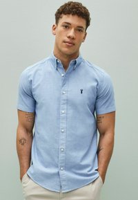 Next - SHORT SLEEVE OXFORD WITH STAG - Marškiniai - light blue Miniatiūros vaizdas 1