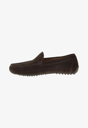 Dunkelbrauner Wildleder-Herrenschuh mit Gummisohle und Mokassin-ähnlicher Naht, von der Seite vor weißem Hintergrund.