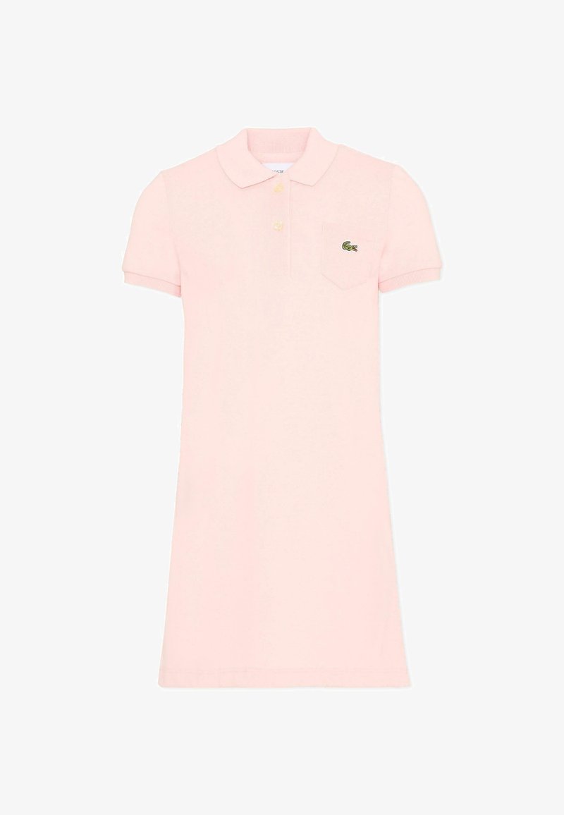 Robe polo rose pâle à manches courtes avec col, deux boutons, une petite poche poitrine, et un logo crocodile vert sur la poche.