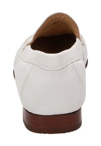 Weiße Lederschuhe mit abgerundetem Fersenbezug, glatter Textur und Holzsohle. Sichtbare Nähte entlang der Kanten.