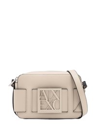 Borsa a tracolla in pelle beige con logo impresso, caratterizzata da una forma rettangolare, una texture liscia e accenti neri sui bordi e sulla tracolla.