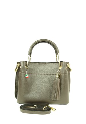 Olivgrüne Handtasche aus strukturiertem Leder mit goldfarbenen Beschlägen, oberen Griffen, abnehmbarem Schulterriemen, Quastenanhänger und kleinem italienischen Flaggen-Detail.