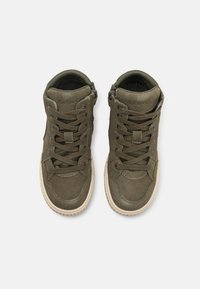 Zapatillas altas de color verde oliva, fabricadas en ante con acentos de tela texturada, que presentan cordones redondos y una suela de goma en color crema.