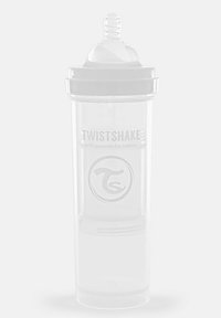 Biberón de plástico transparente con tapa de rosca blanca y tetina. Presenta un logotipo y marcas de medición en el lateral. Textura suave.