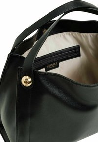 Borsa a mano in pelle nera con una forma strutturata, dotata di un manico singolo e un dettaglio in metallo color oro. L'interno presenta una foderatura in tessuto chiaro.