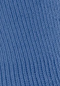 Zbliżenie na niebieską dzianinę z diagonalnym prążkowaniem, z wyraźną teksturą włókna i wzorem ściegów.