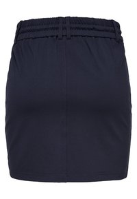 Marineblaue, dehnbare Minirock mit elastischem Bund und gerafftem Material, der eine glatte Oberfläche und ein einfaches Design aufweist.