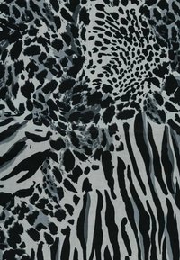 Schwarz- und graumusterter Stoff mit abstrakten Leoparden- und Zebrastrichen sowie unterschiedlichen Formen und Texturen auf einem hellen Hintergrund.