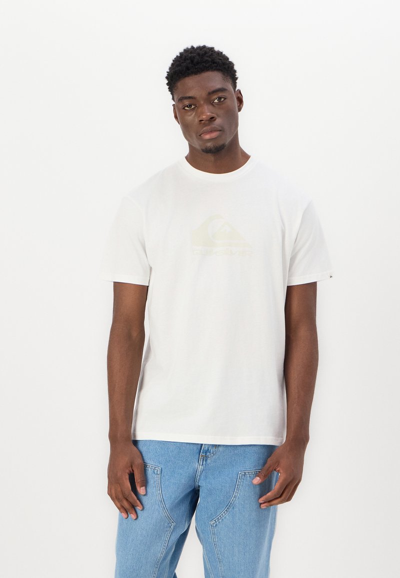 Hvit bomulls t-skjorte med en lysfarget logo på brystet, korte ermer og klassisk rund hals. Kombiner med lyseblå jeans.