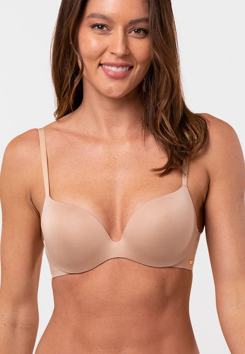 Beżowe, usztywniane biustonosze z regulowanymi ramiączkami i gładkim wykończeniem. Posiadają głęboki dekolt oraz minimalistyczny design z dyskretnym logo.