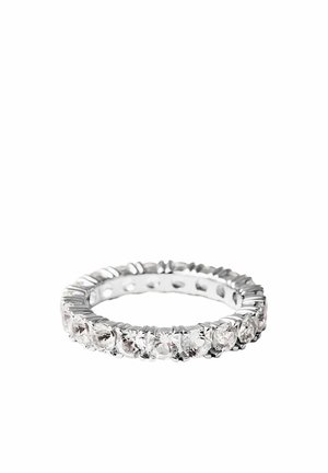 Anillo de eternidad de plata con piedras preciosas redondas y claras, espaciadas uniformemente alrededor de toda la banda, mostrado sobre un fondo blanco.