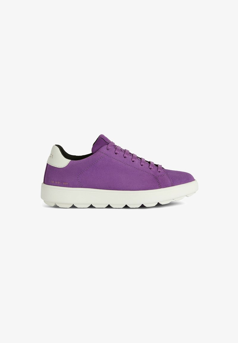 Baskets basses en cuir suédé violet avec languette de talon rembourrée blanche et semelle en caoutchouc blanche épaisse vues de profil.