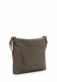 Grå læder crossbody taske med en tekstureret overflade, frontlomme med lynlås og justerbar rem. Logo på fronten.