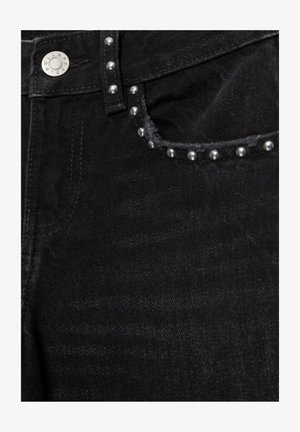 Schwarze Denim-Jeanstasche mit silbernen Metallnieten entlang der Kante und einem silbernen Knopfverschluss am Bund.