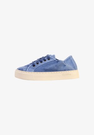 Sneaker basso in tela blu con suola spessa in gomma bianca e lacci blu navy, vista laterale su sfondo bianco.