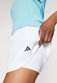 adidas Performance TENNIS PRO AEROREADY SEERSUCKER - Pantalón corto de deporte - white